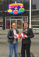 Birgit Wolfinger (r.) überreicht 111 Karten an Susanne Gonswa vom Bethanien Kinder- und Jugenddorf