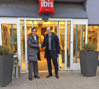 Iris Lenzner (l.) und Gerald Kosub (r.) tauschen die Leitung der ibis Hotels in Essen und Bochum Iris Lenzner (l.) und Gerald Kosub (r.) tauschen die Leitung der ibis Hotels in Essen und Bochum
