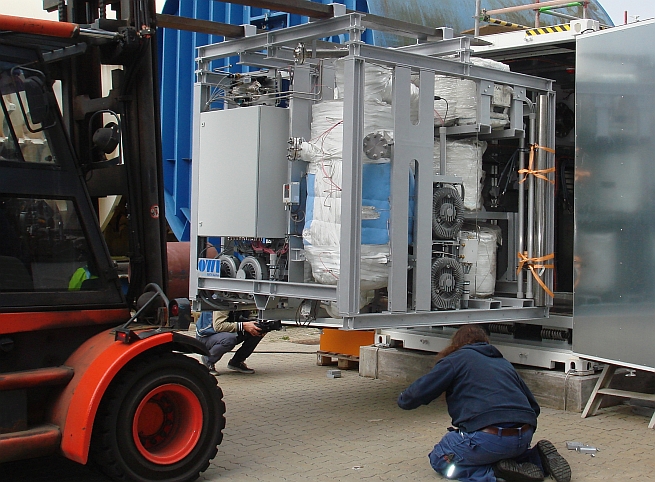 Integration des Wasserstofferzeugers in den Container mit dem Brennstoffzellensystem.