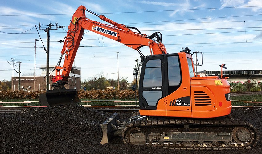 Starker Helfer im Gleisbau: ein leistungsstarker 15-Tonnen-Raupenbagger Doosan DX 140 von HKL. Starker Helfer im Gleisbau: ein leistungsstarker 15-Tonnen-Raupenbagger Doosan DX 140 von HKL.