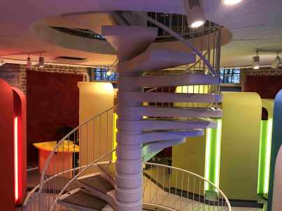 Regenbogenfarbene WorkSpaces im historischen Wasserturm Regenbogenfarbene WorkSpaces im historischen Wasserturm