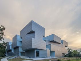 Im Dezember 2016 erhielt das Gebäude den BEST OF THE YEAR AWARD des Interior Im Dezember 2016 erhielt das Gebäude den BEST OF THE YEAR AWARD des Interior