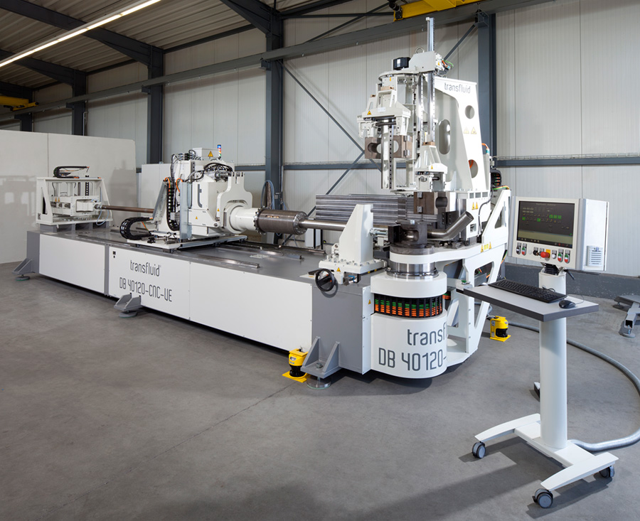 Die neue Rohrbiegemaschine DB 40120-CNC-VE von transfluid wechselt die Werkzeuge automatisch. (Bildq Die neue Rohrbiegemaschine DB 40120-CNC-VE von transfluid wechselt die Werkzeuge automatisch. (Bildq