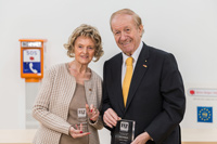 Ute und Dr. med. h.c. Siegfried Steiger präsentieren den 