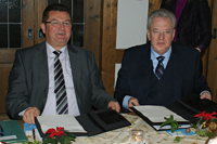 Franz Josef Pschierer und Wolfgang Liebscher bei der Unterzeichnung des Vertrags. (v.l.n.r.) Franz Josef Pschierer und Wolfgang Liebscher bei der Unterzeichnung des Vertrags. (v.l.n.r.)