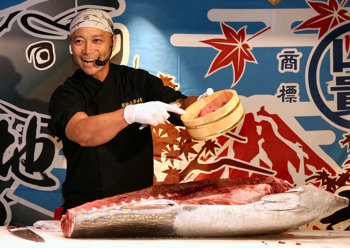 Demonstrationen zum fachgerechten Zerteilen von frischen Thunfischen im Tsukiji Yamataka Seafood Mar Demonstrationen zum fachgerechten Zerteilen von frischen Thunfischen im Tsukiji Yamataka Seafood Mar