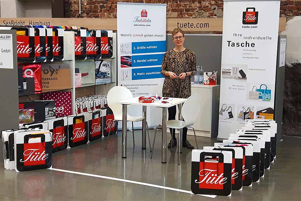 Die t.ü.t.e. GmbH präsentiert hochwertige Tragetaschen und ihr Tragetaschen-Lexikon auf der Gallery Die t.ü.t.e. GmbH präsentiert hochwertige Tragetaschen und ihr Tragetaschen-Lexikon auf der Gallery