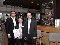 Katja Ihle (Mitte) mit GM Falk Bartels (rechts) und Andreas Budach (Foto. Novotel Erlangen) Katja Ihle (Mitte) mit GM Falk Bartels (rechts) und Andreas Budach (Foto. Novotel Erlangen)