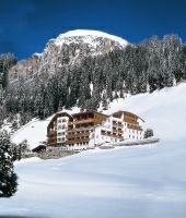 Außenansicht des Hotels Sassongher im Winter