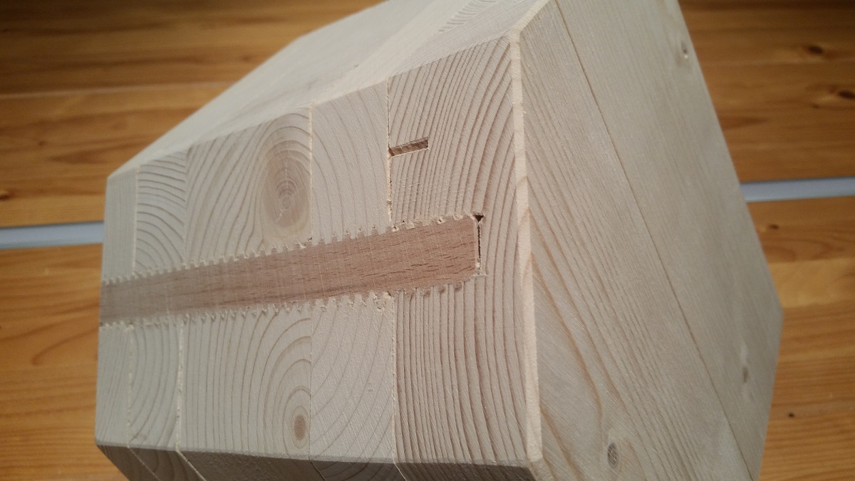 NUR-HOLZ Die Wand-, Decken- und Dachelemente bestehen nur aus Holz, ganz ohne Leim oder Schrauben NUR-HOLZ Die Wand-, Decken- und Dachelemente bestehen nur aus Holz, ganz ohne Leim oder Schrauben