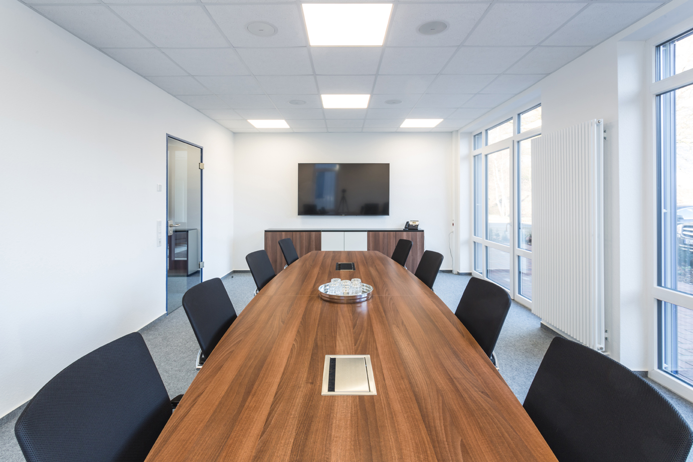 In Büroräumen kommen oft LED-Panels zum Einsatz (Bildquelle: Deutsche Lichtmiete /©Mario Dirks) In Büroräumen kommen oft LED-Panels zum Einsatz (Bildquelle: Deutsche Lichtmiete /©Mario Dirks)
