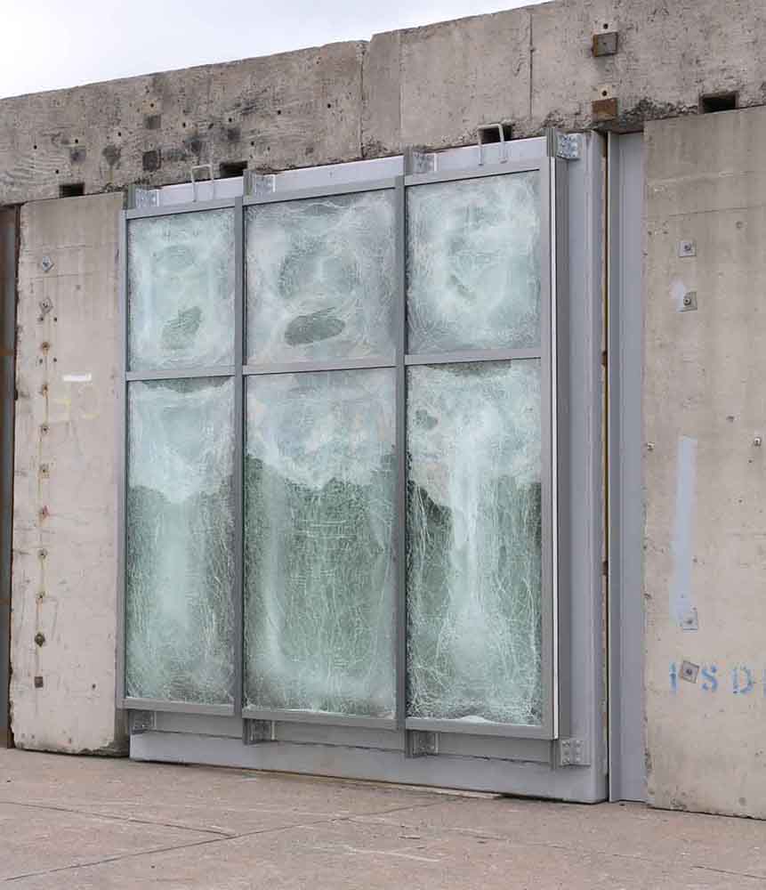 Sprengtest einer komplett gesicherten Fassadenkonstruktion von SÄLZER mit 500kg Sprengstoff. Das Fot