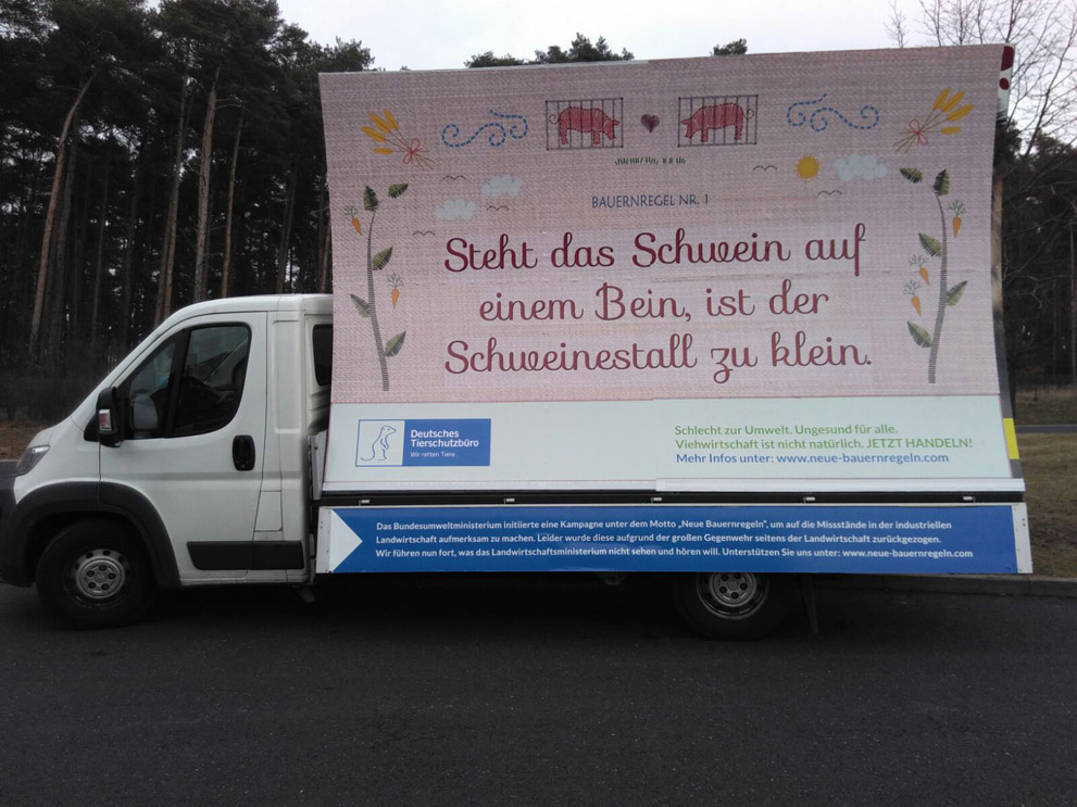 Das Deutsche Tierschutzbüro führt die Plakat-Kampagne der Bundesumweltministerin Hendricks fort. Das Deutsche Tierschutzbüro führt die Plakat-Kampagne der Bundesumweltministerin Hendricks fort.
