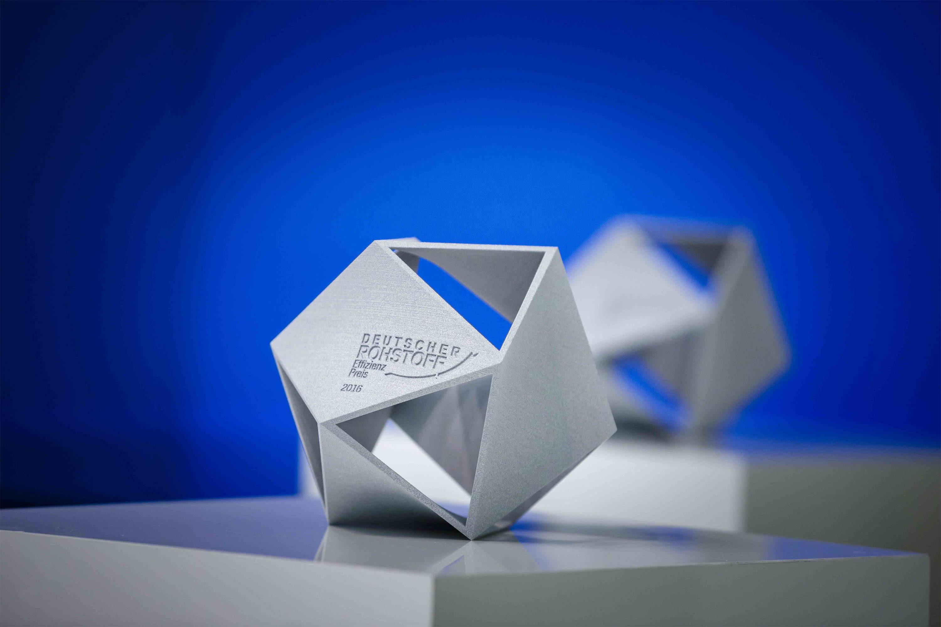 Die Trophäe: der Deutsche Rohstoffeffizienz-Preis 2016