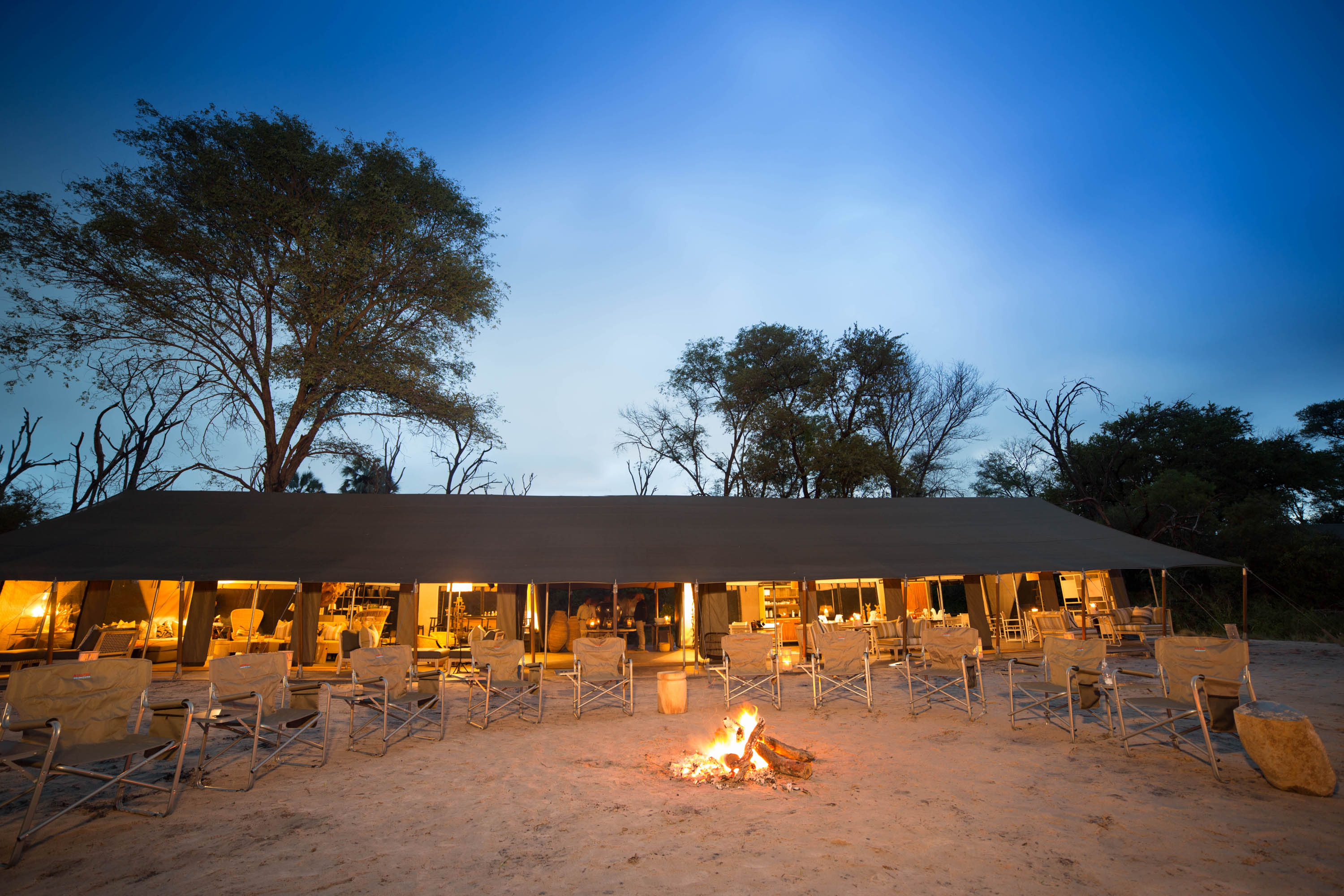 Hauptzelt des Gomoti Plains Camp mit Lagerfeuer (Bildquelle: Machaba Safaris) Hauptzelt des Gomoti Plains Camp mit Lagerfeuer (Bildquelle: Machaba Safaris)