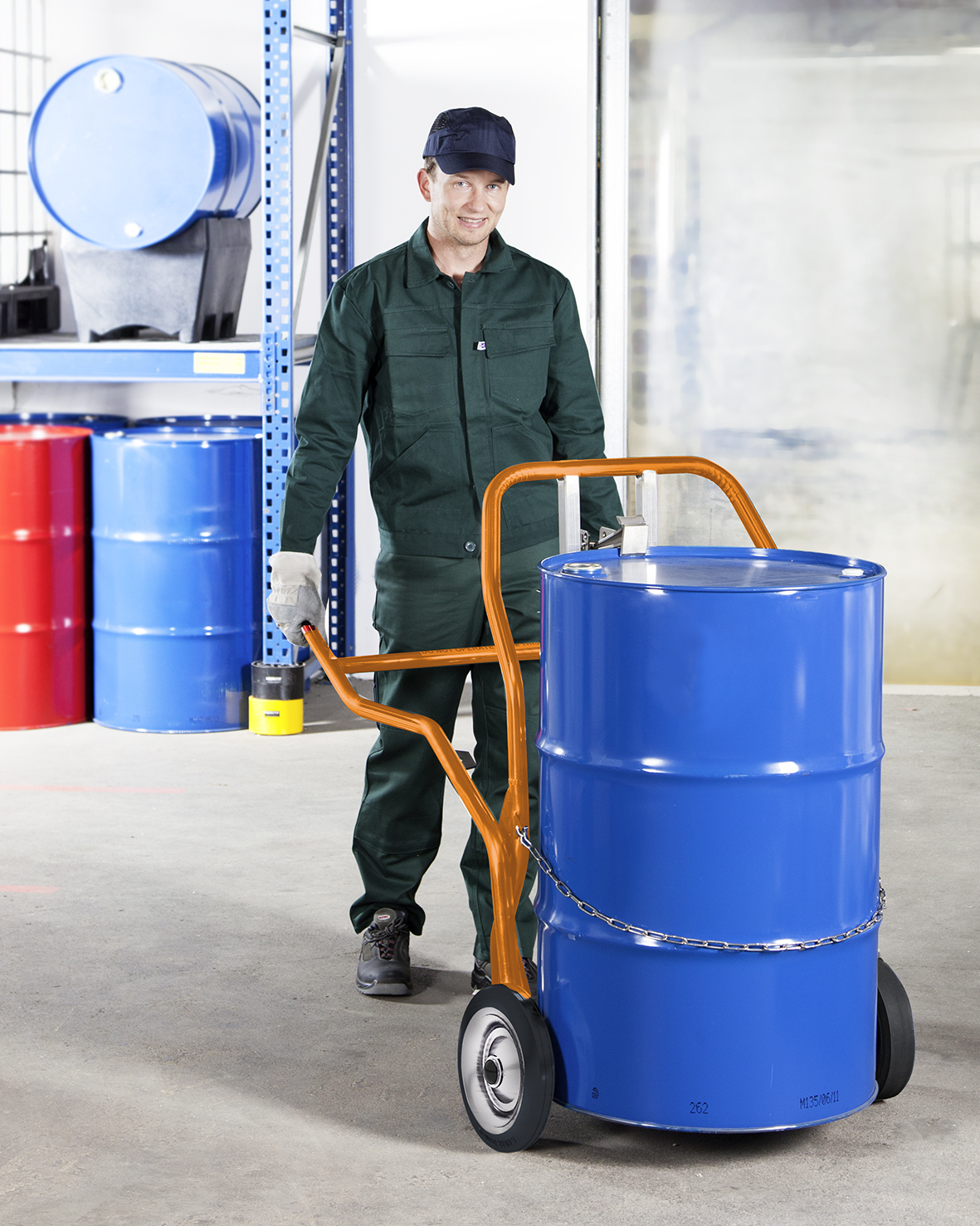 Selbst befüllte 200-Liter-Fässer werden mit der neuen DENIOS Fasskarre Secu Comfort zum Kinderspiel.