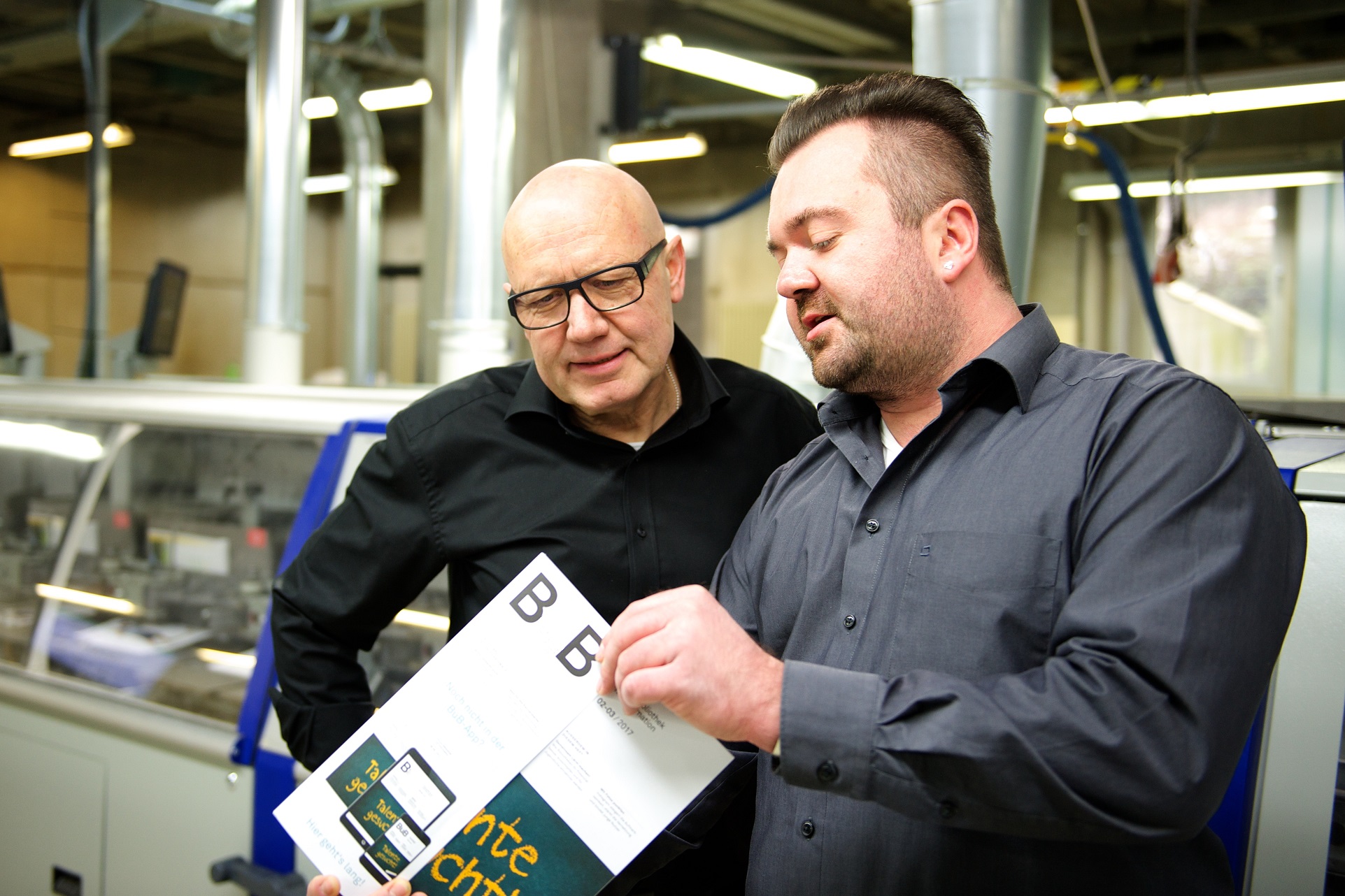 Gert und Marco Schallenmüller überprüfen die Bindung