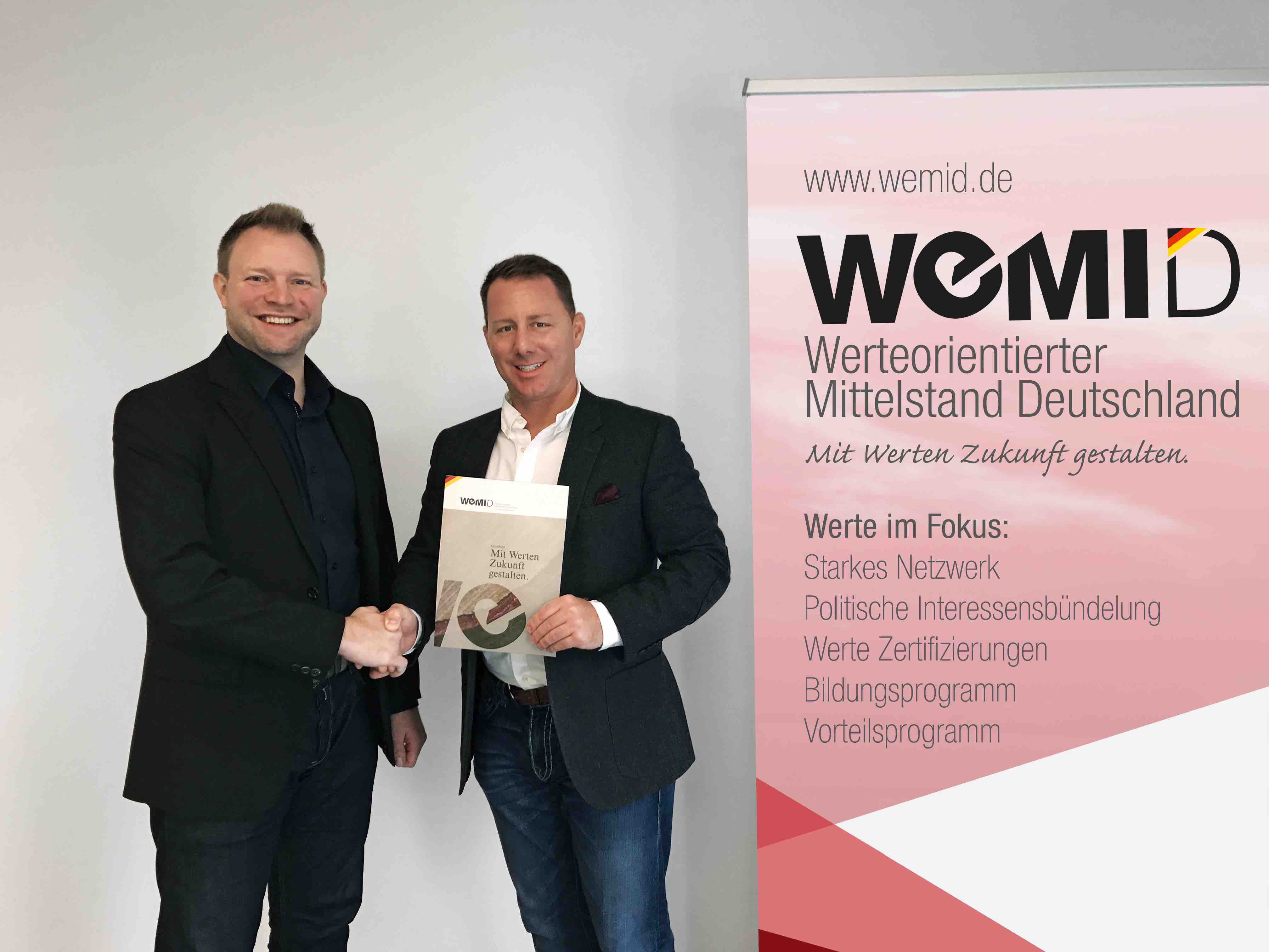 Von links: Dennis Albrecht und Präsident Marco Altinger Von links: Dennis Albrecht und Präsident Marco Altinger