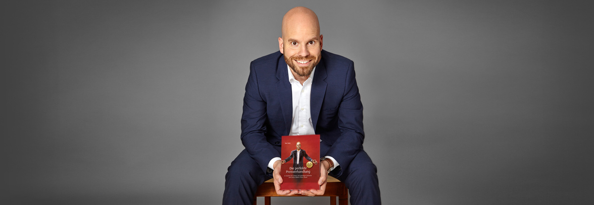 Tim Taxis mit seinem Buch"Die perfekte Preisverhandlung". Tim Taxis mit seinem Buch"Die perfekte Preisverhandlung".
