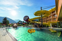 Außenpool mit Riesenreifenrutsche (Kinderhotel Buchau)