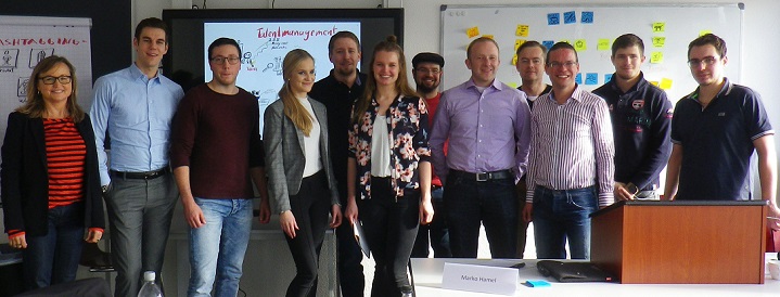 (v.li.): Prof. Dr. Susanne Steimer, Teilnehmende, Marko Hamel (3.v.re.). (v.li.): Prof. Dr. Susanne Steimer, Teilnehmende, Marko Hamel (3.v.re.).