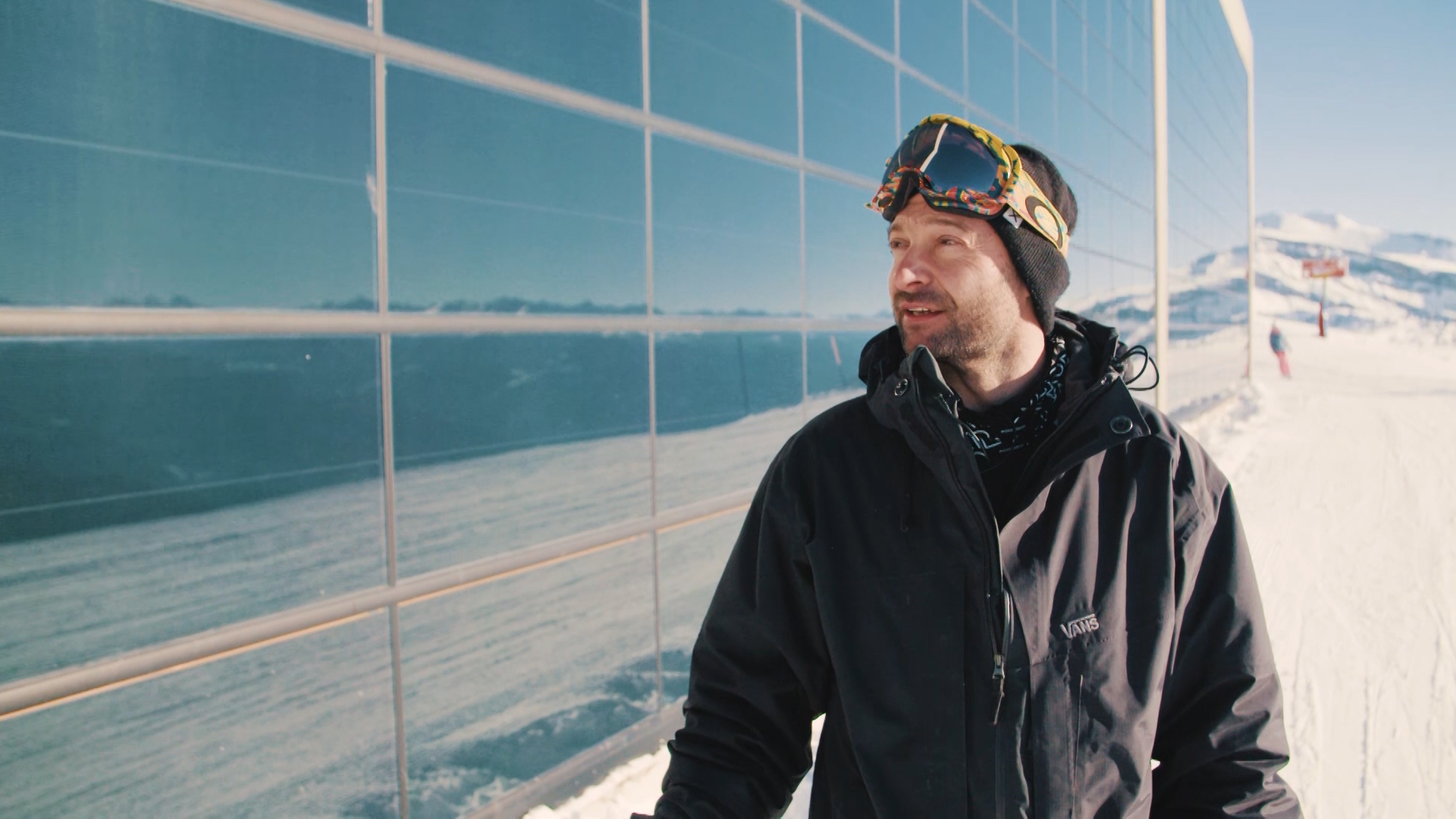 Nachhaltigkeitsbeauftragter Reto Fry vor den Photovoltaikanlagen der Talstation Alp Sogn Martin (Bil Nachhaltigkeitsbeauftragter Reto Fry vor den Photovoltaikanlagen der Talstation Alp Sogn Martin (Bil