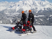 Skilehrer und Schüler beim Erlernen des Bi-Ski Skilehrer und Schüler beim Erlernen des Bi-Ski