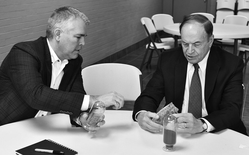 Alabama Graphite präsentiert dem US-Senator Shelby selbst hergestelltes Batteriefähiges Graphit