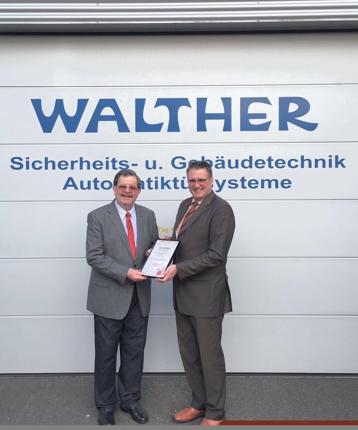 Stephan Stephaniüberreicht die Urkunde an Rainer Sauter