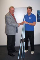 Jürgen Eberhart (links) übergibt die Speere an BLV-Trainer Joachim Lipske