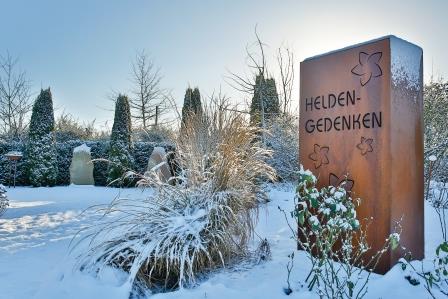 Denkmal"Heldengedenken" im Garten des Kleintierkrematoriums IM ROSENGARTEN (Badbergen) Denkmal"Heldengedenken" im Garten des Kleintierkrematoriums IM ROSENGARTEN (Badbergen)