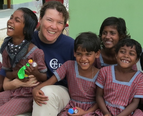 CED-Gründerin Dr. Susanne Pechel mit Schülerinnen der Piali School in Indien