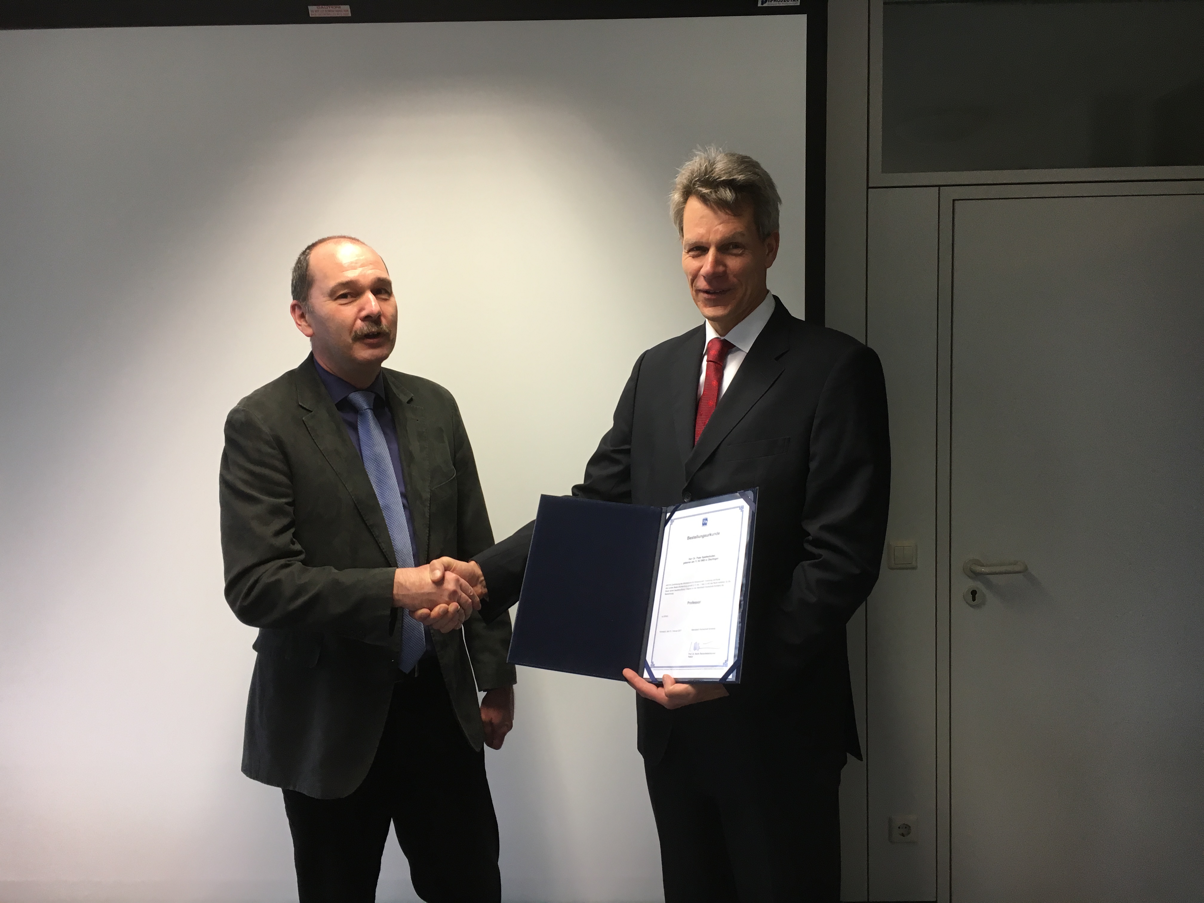 Überreichung der Bestellungsurkunde von Herrn Rektor Prof. Dr. Reckenfelderbäumer an Herrn WP, StB P Überreichung der Bestellungsurkunde von Herrn Rektor Prof. Dr. Reckenfelderbäumer an Herrn WP, StB P