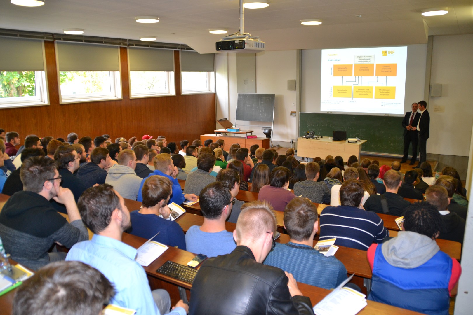 Erstsemesterbegrüßung an der Fakultät Informatik. Erstsemesterbegrüßung an der Fakultät Informatik.
