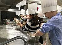 Gemeinsam macht Kochen viel mehr Spaß. Gemeinsam macht Kochen viel mehr Spaß.