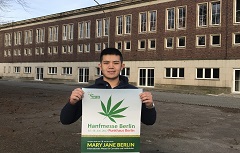 Größte deutsche Hanfmesse: Duc Anh Dang mit dem Plakat der Messe"Mary Jane Berlin" (16.-18 Größte deutsche Hanfmesse: Duc Anh Dang mit dem Plakat der Messe"Mary Jane Berlin" (16.-18