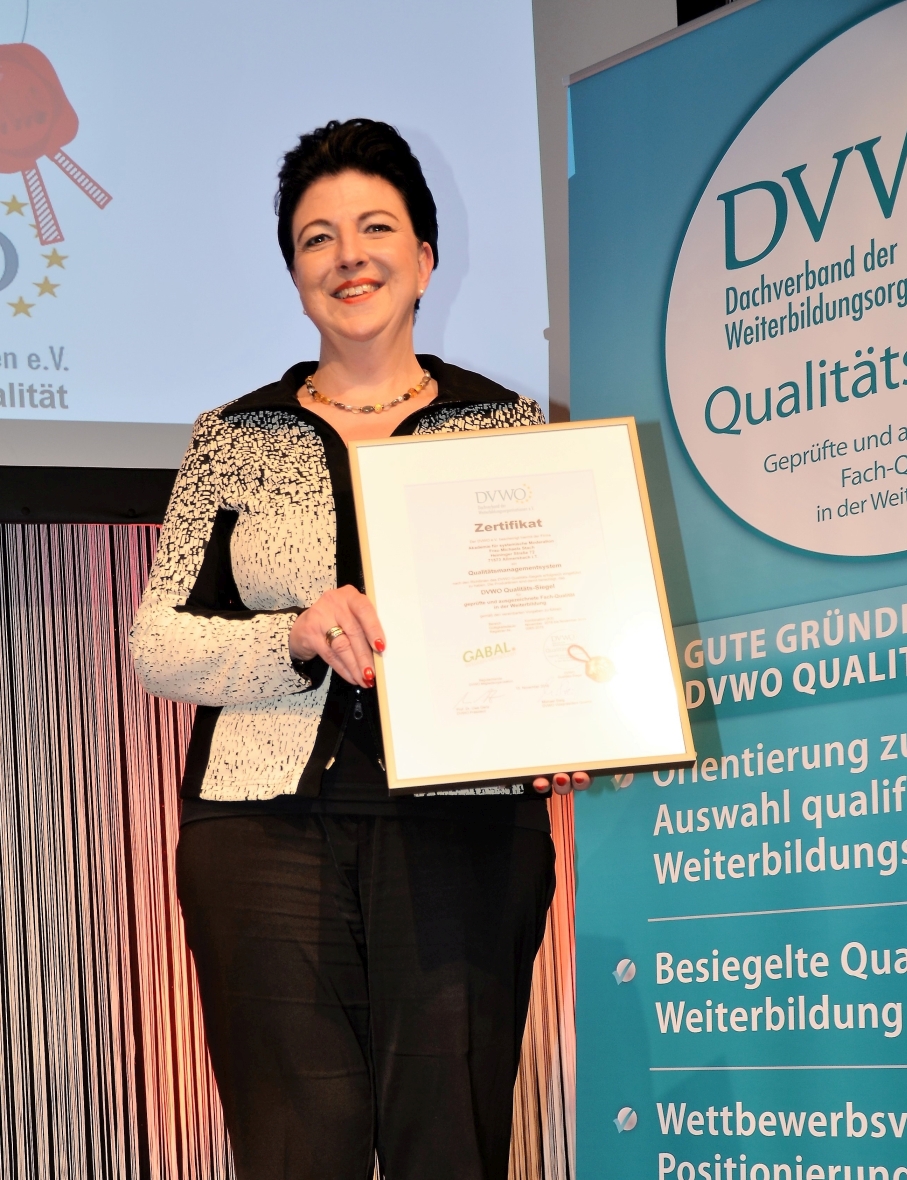 Michaela Stach mit DVWO-Qualitäts-Siegel. Foto: Isolde Eich. Michaela Stach mit DVWO-Qualitäts-Siegel. Foto: Isolde Eich.