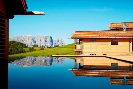 Außenansicht mit Pool © ADLER Mountain Lodge
