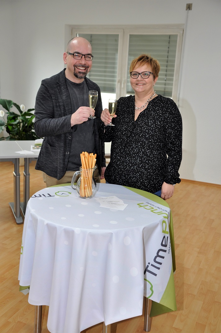 Tanja und Gerhard Stephan stoßen auf die erfolgreiche Expansion der TimePunch KG an. Tanja und Gerhard Stephan stoßen auf die erfolgreiche Expansion der TimePunch KG an.
