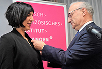 Rachel Gillio erhält von Philippe Etienne den nationalen Verdienstorden der Republik Frankreich. Rachel Gillio erhält von Philippe Etienne den nationalen Verdienstorden der Republik Frankreich.
