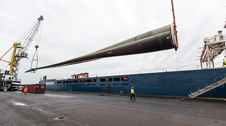Adwen_Windblattverladung_in_Esbjerg_©DSV