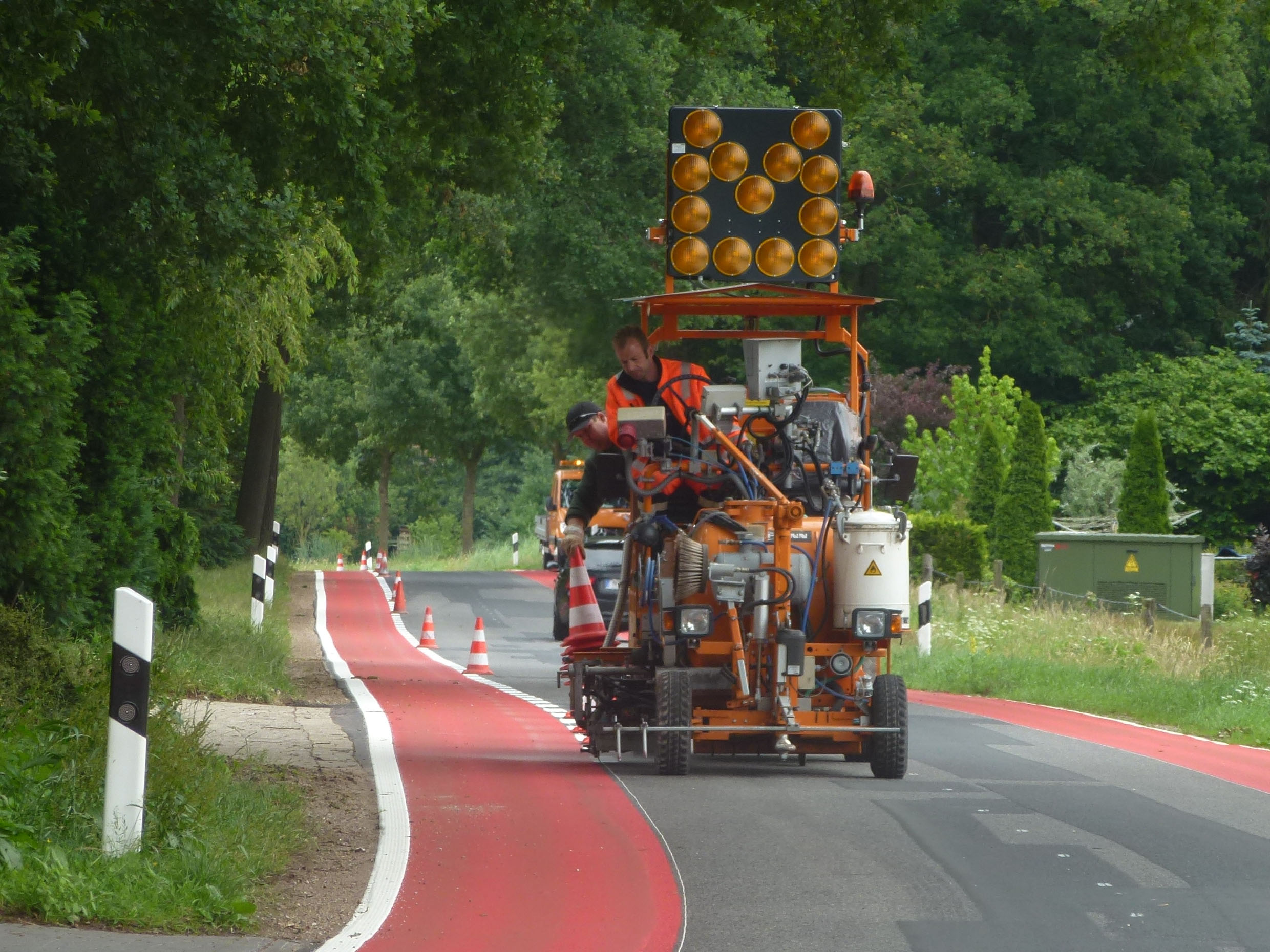 Auf einer Teststrecke haben Verarbeiter eine Radwegmarkierung von Triflex aufgebracht.