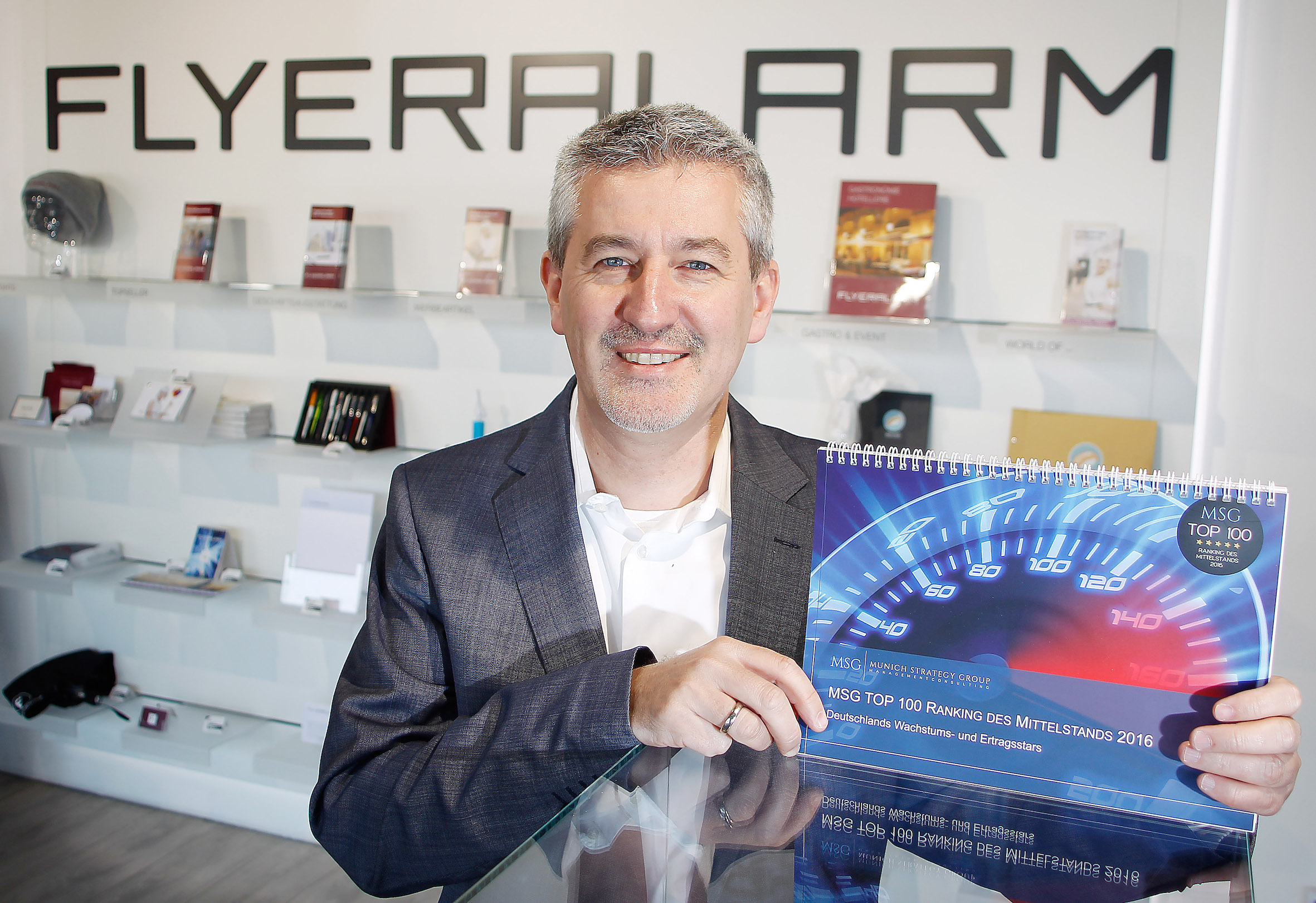 Hartmut Kappes (CFO FLYERALARM Group) zeigt die Studie MSG Top 100 (Bildquelle: FLYERALARM) Hartmut Kappes (CFO FLYERALARM Group) zeigt die Studie MSG Top 100 (Bildquelle: FLYERALARM)