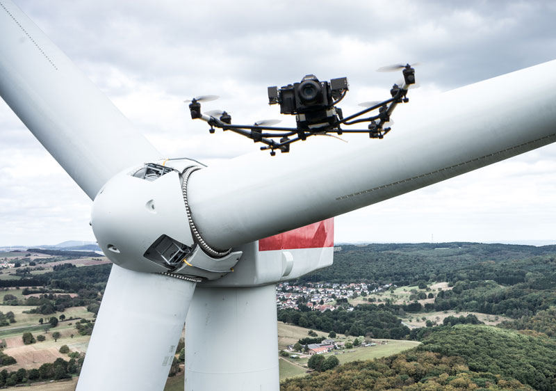 Gears führt mit einer Drohne die Inspektion von Windkraftanlagen durch.