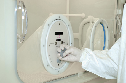 Einsetzen des vollautomatischen Handschuhprüfsystems MK Simplex von MK Versuchsanlagen Einsetzen des vollautomatischen Handschuhprüfsystems MK Simplex von MK Versuchsanlagen