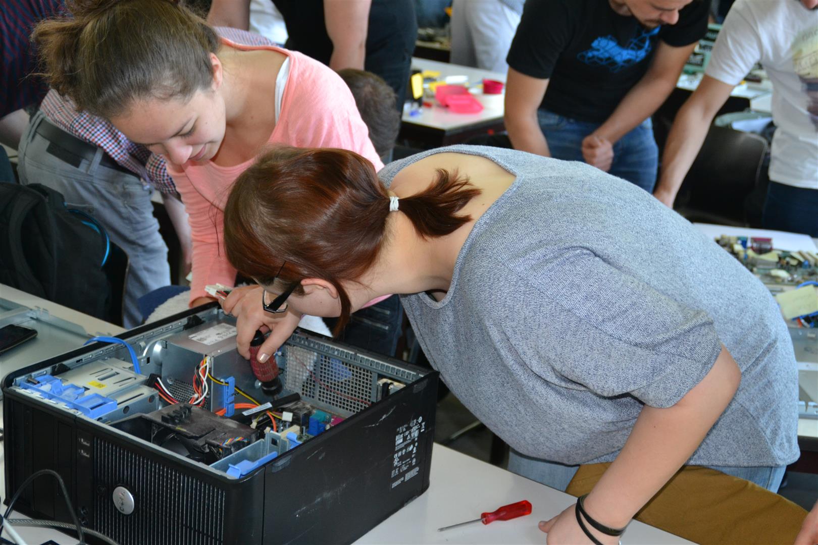 Keine Berühungsängste mehr. Immer mehr Frauen studieren Informatik an der Hochschule Reutllingen Keine Berühungsängste mehr. Immer mehr Frauen studieren Informatik an der Hochschule Reutllingen