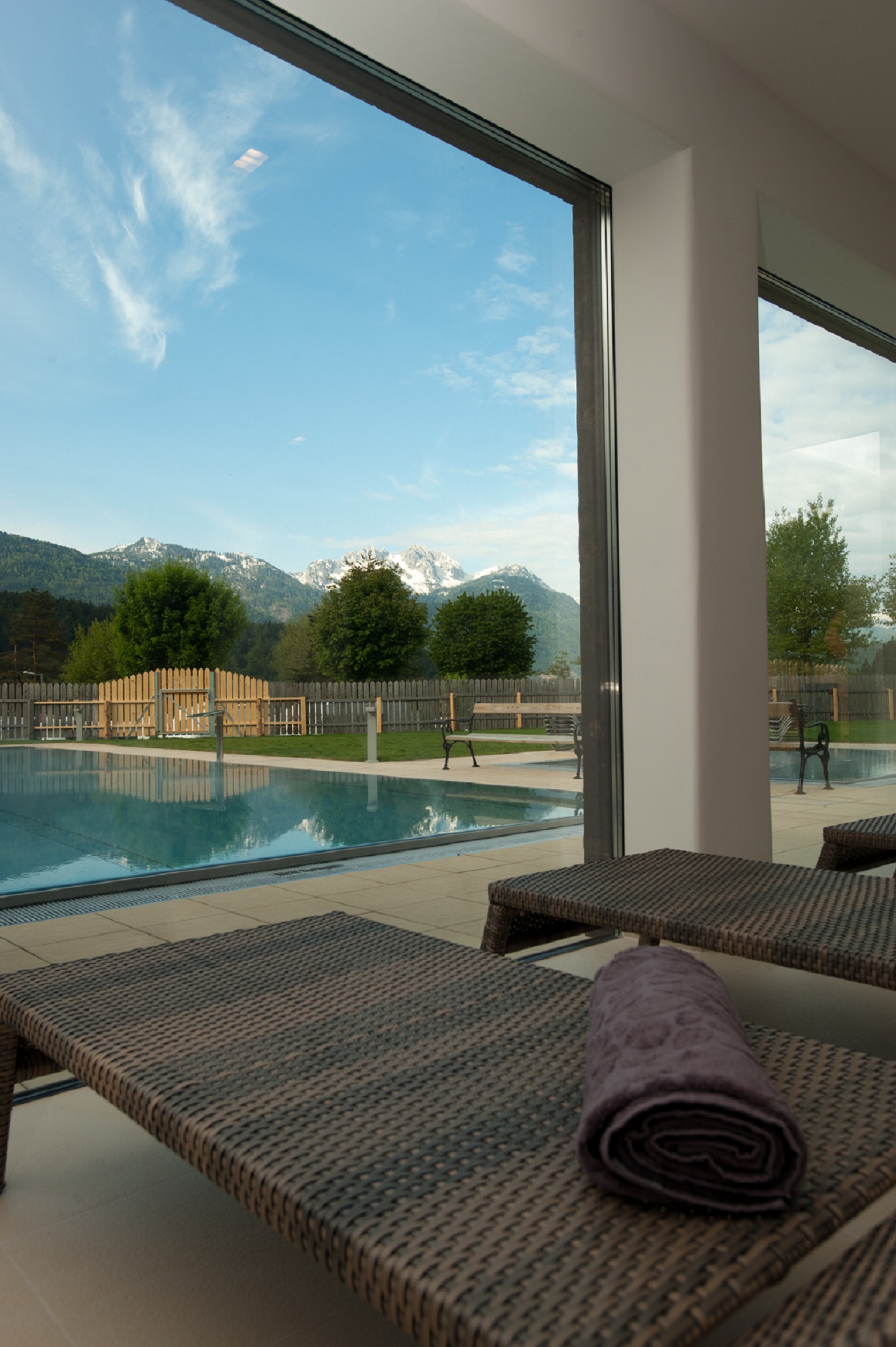 Eintauchen und Relaxen im AlpinSPA mit Bergblick. (Foto: schluga.com)