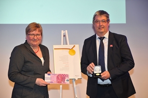  Iris Gleicke, MdB Parlamentarische Staatssekretärin, übergab den Bundespreis 2017. 