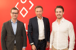 Christian Lindner mit Sebastian Grethe (links) und Martin Ballweg (rechts)