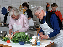 Ältere Menschen benötigen eine ballaststoffreiche und fettarme Ernährung © AOK Bundesverband
